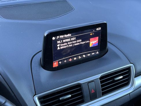 Used 2018 MAZDA MAZDA3 Touring image 16