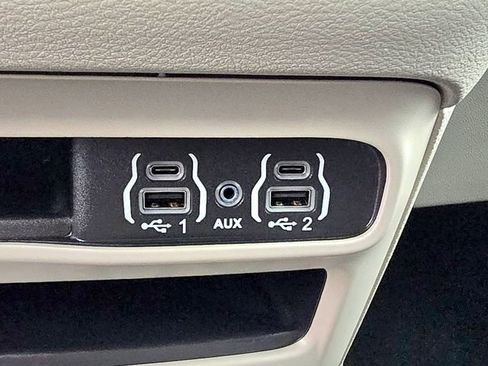 Certified 2024 Chrysler Pacifica Touring-L image 16