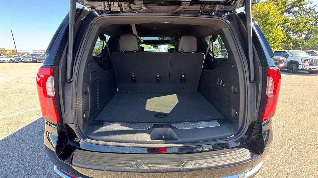Used 2025 GMC Yukon XL Denali w/ Denali Reserve Package AWD/4WD image 3