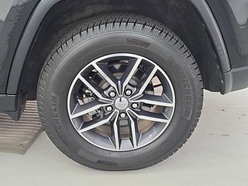 Used 2018 Jeep Grand Cherokee Limited w/ Trailer Tow Group IV image 32