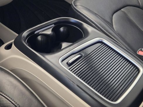 Used 2018 Chrysler Pacifica Limited w/ Tire & Wheel Group image 21