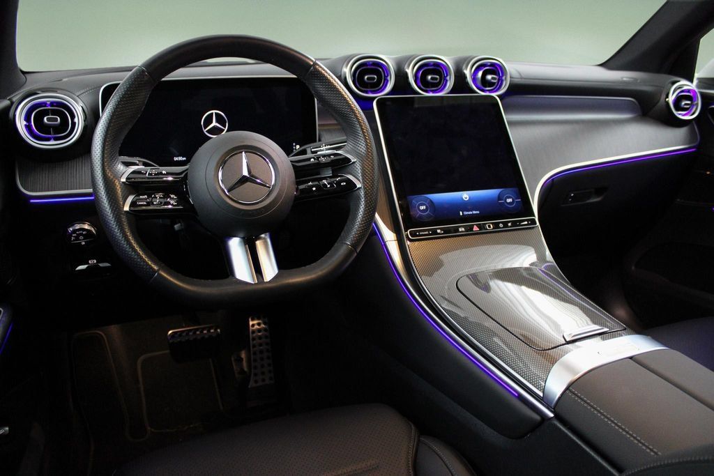 Used 2025 Mercedes-Benz GLC 300 4MATIC image 17