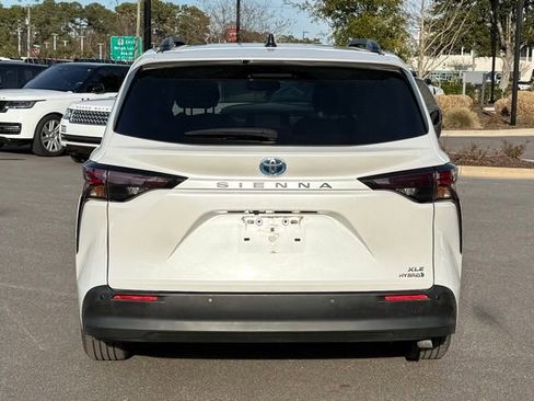 Used 2023 Toyota Sienna XLE image 4