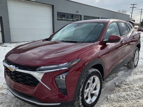 Used 2024 Chevrolet Trax LS w/ LS Convenience Package FWD image 4