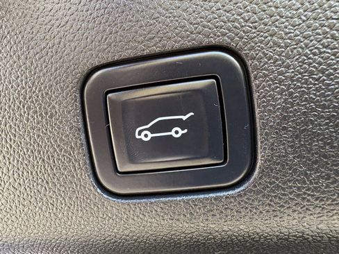 Used 2022 Chevrolet Suburban LT image 18