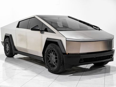 Used 2024 Tesla Cybertruck AWD Crew Cab image 3