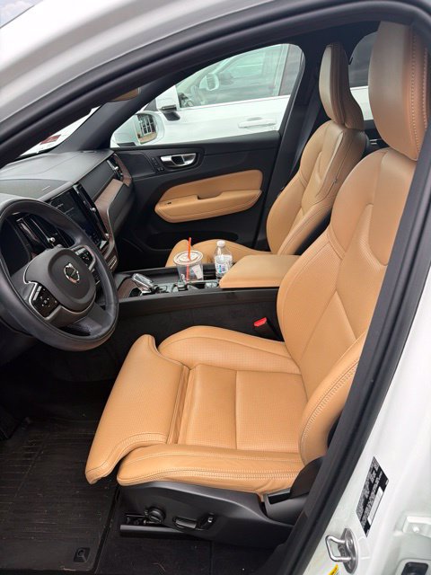 Used 2022 Volvo XC60 B5 Inscription w/ Advanced Package AWD/4WD image 2