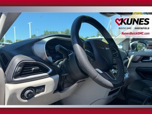 Used 2023 Chrysler Pacifica Touring-L FWD image 24