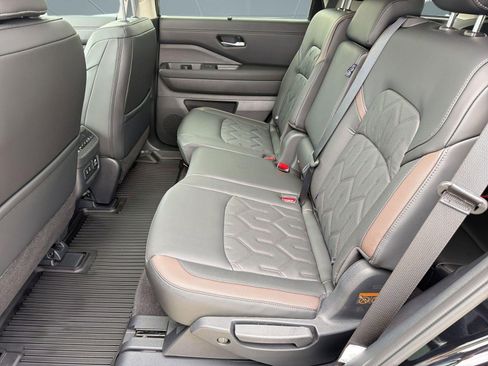 New 2026 Nissan Pathfinder Platinum FWD image 15
