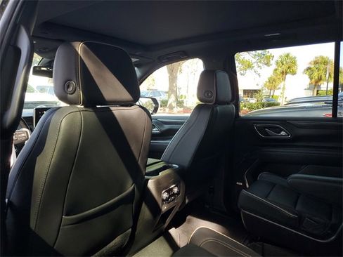 Used 2022 GMC Yukon SLT w/ SLT Premium Package image 9