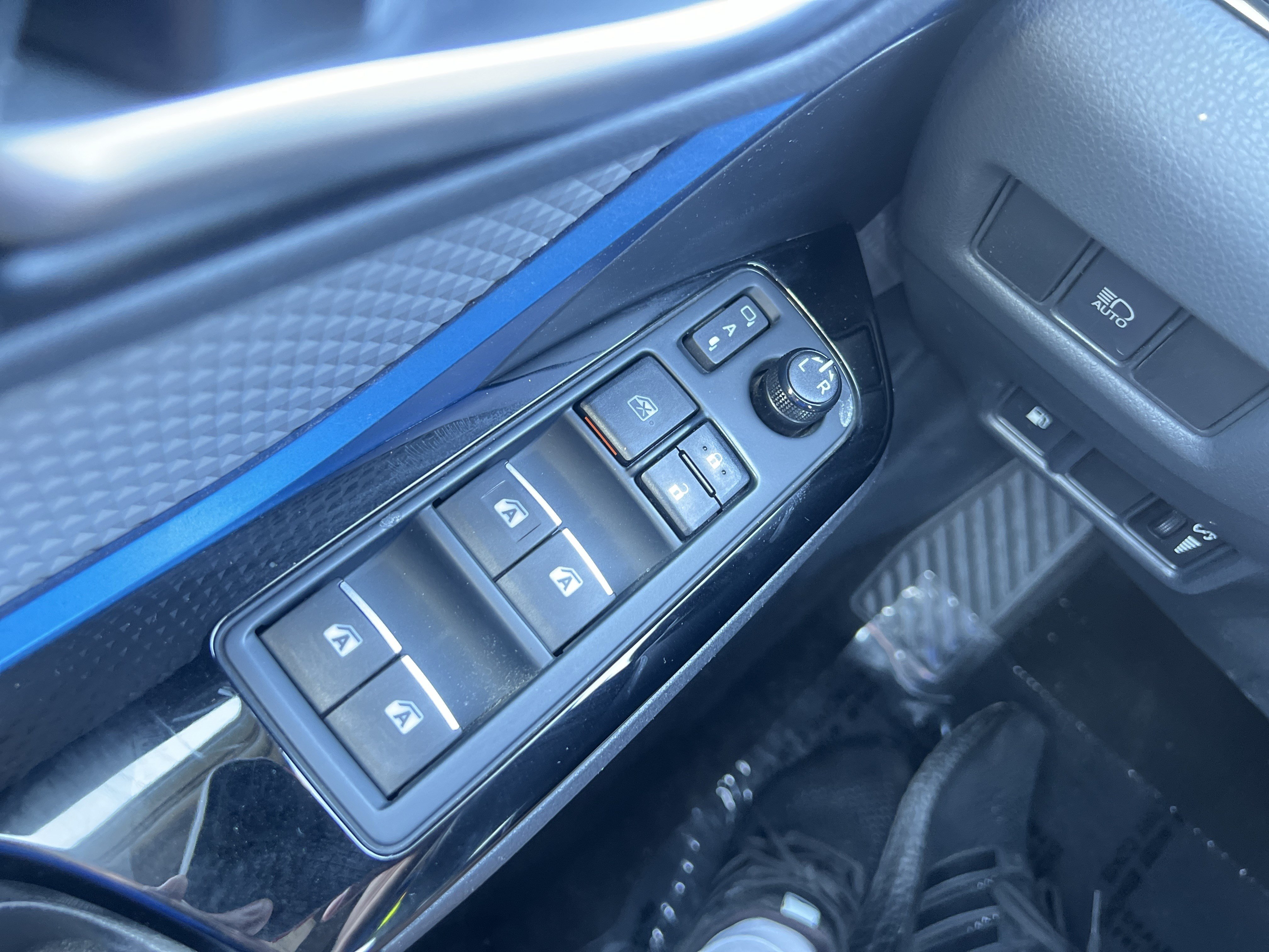 Used 2019 Toyota C-HR XLE FWD image 16