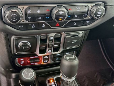 Used 2025 Jeep Wrangler Unlimited Rubicon AWD/4WD image 20