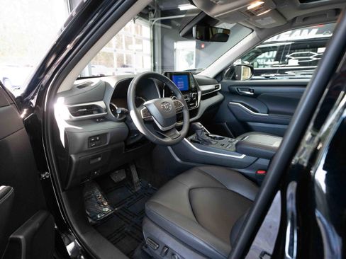 Used 2025 Toyota Highlander XLE image 8