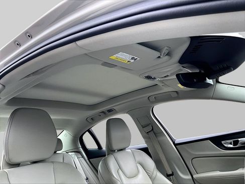 Used 2022 Volvo S60 B5 Momentum w/ Climate Package FWD image 20