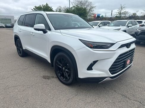 Used 2024 Toyota Grand Highlander AWD image 11