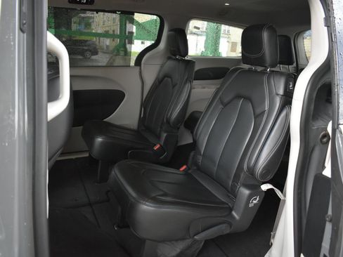 Used 2023 Chrysler Pacifica Touring-L FWD image 17