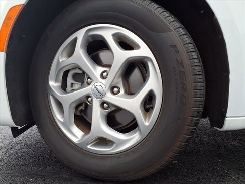 Used 2024 Chrysler Pacifica Limited image 33