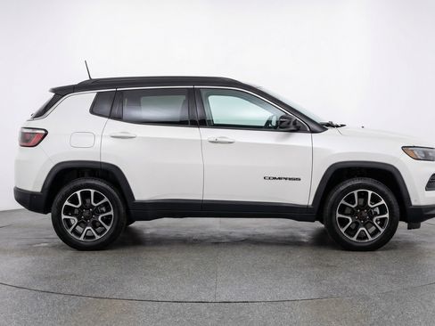 Used 2025 Jeep Compass Trailhawk AWD/4WD image 11