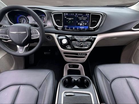 Used 2024 Chrysler Pacifica Touring-L image 7