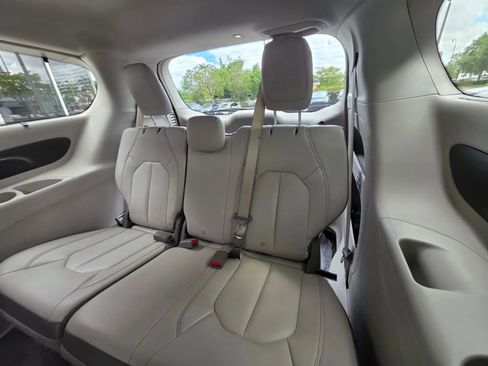 Used 2017 Chrysler Pacifica Touring-L FWD image 15