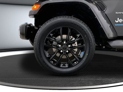 Used 2023 Jeep Wrangler Unlimited Sahara w/ Cold Weather Group AWD/4WD image 33