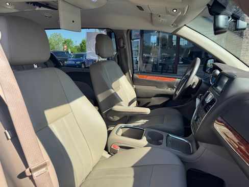 Used 2015 Chrysler Town & Country Touring-L w/ Driver Convenience Group image 49