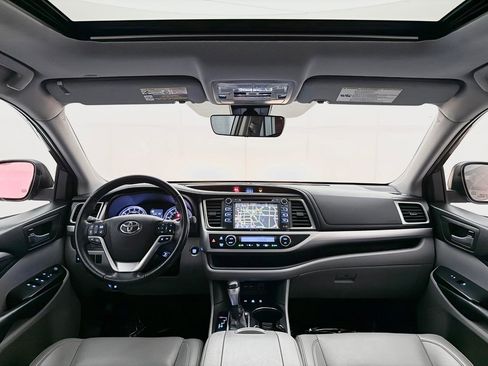 Used 2019 Toyota Highlander XLE AWD/4WD image 29
