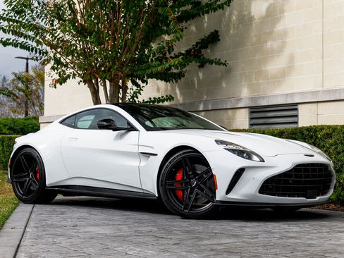 Used 2025 Aston Martin V8 Vantage Coupe image 12