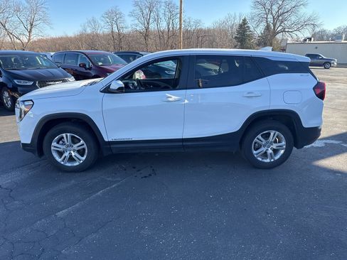 Used 2024 GMC Terrain SLE image 4