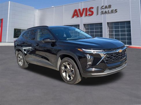 Used 2025 Chevrolet Trax LT w/ LT Convenience Package image 3