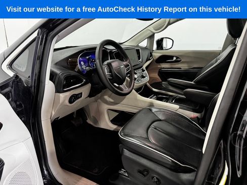 Used 2024 Chrysler Pacifica Limited FWD image 16