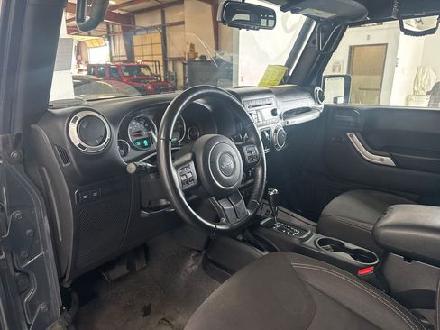 Used 2017 Jeep Wrangler Unlimited Rubicon w/ Connectivity Group AWD/4WD image 8