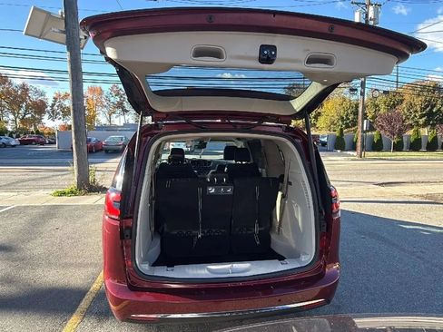 Used 2021 Chrysler Pacifica Touring-L FWD image 27