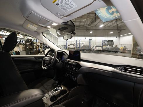 Used 2025 Ford Escape Active AWD/4WD image 27