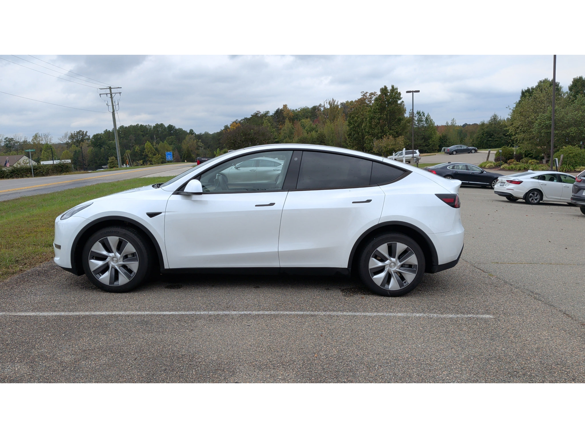 Used 2023 Tesla Model Y Long Range AWD/4WD image 2