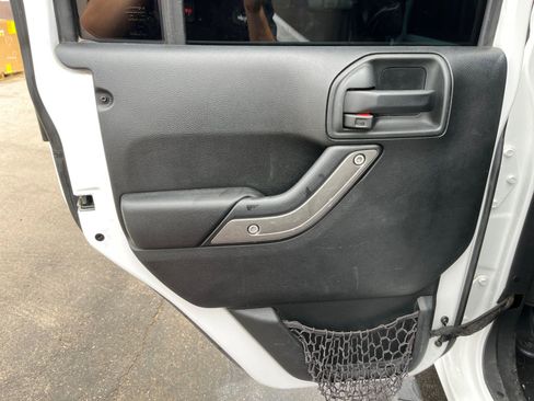 Used 2017 Jeep Wrangler Unlimited Rubicon w/ Connectivity Group image 22