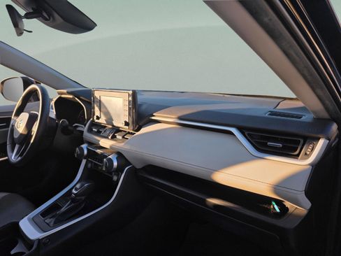 Used 2020 Toyota RAV4 XLE Premium image 22