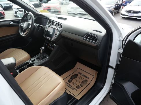 Used 2022 Volkswagen Tiguan SE w/ Panoramic Sunroof Package image 16