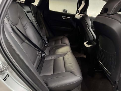 Used 2021 Volvo XC60 T5 Momentum w/ Advanced Package image 17