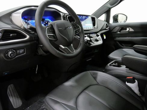 New 2026 Chrysler Pacifica Select AWD/4WD image 11