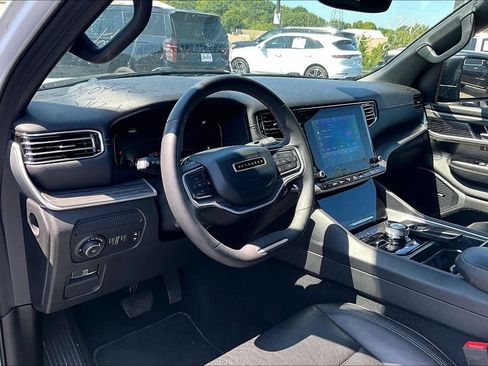 Used 2024 Jeep Wagoneer L Series II w/ Flexible Seating Group AWD/4WD image 5