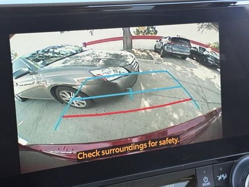 Used 2023 Toyota Highlander XLE image 18