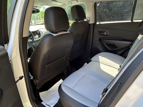 Used 2022 Chevrolet Trax LT w/ LT Convenience Package image 21