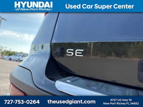 Used 2023 Volkswagen Taos SE w/ Panoramic Sunroof Package FWD image 5