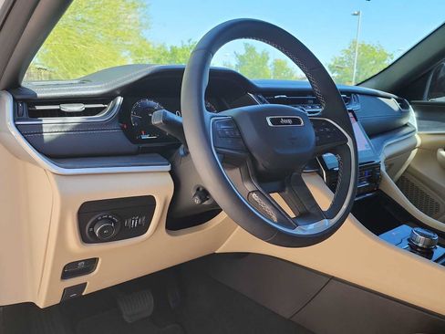 Used 2025 Jeep Grand Cherokee Limited w/ Luxury Tech Group II AWD/4WD image 10