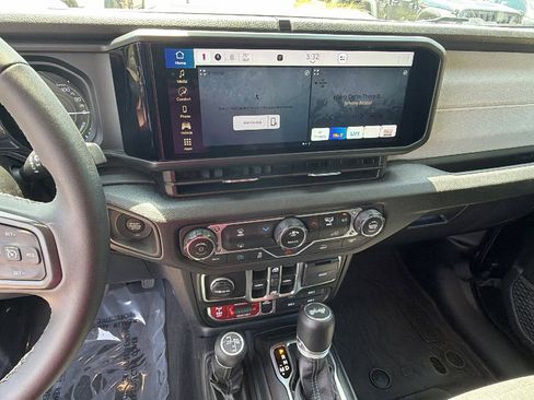 Used 2025 Jeep Wrangler Willys AWD/4WD image 30