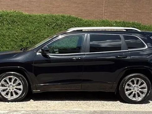 Used 2017 Jeep Cherokee Overland w/ Technology Group image 2