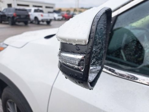 Used 2017 Toyota Highlander XLE image 3