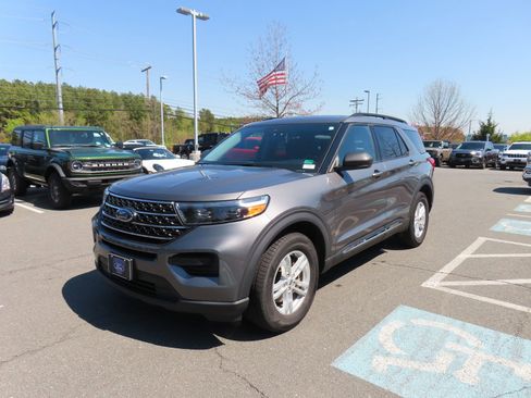 Used 2022 Ford Explorer XLT image 3