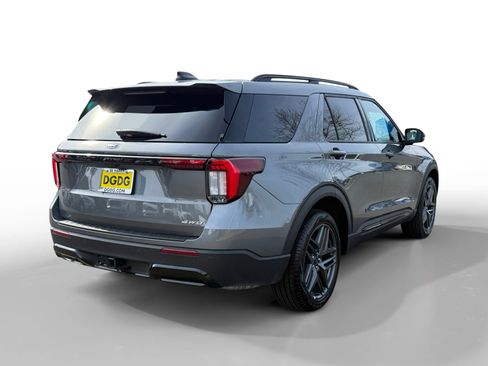 Used 2025 Ford Explorer ST-Line w/ ST-Line Street Pack image 5
